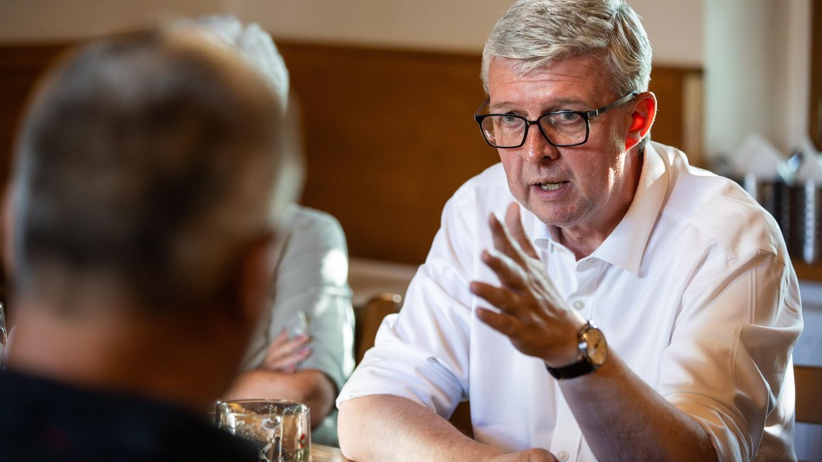 Ukrajinské vlajky mají zmizet. Podle Havlíčka nemají být na veřejných budovách